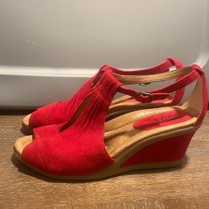 Earth Caper bright red 8B